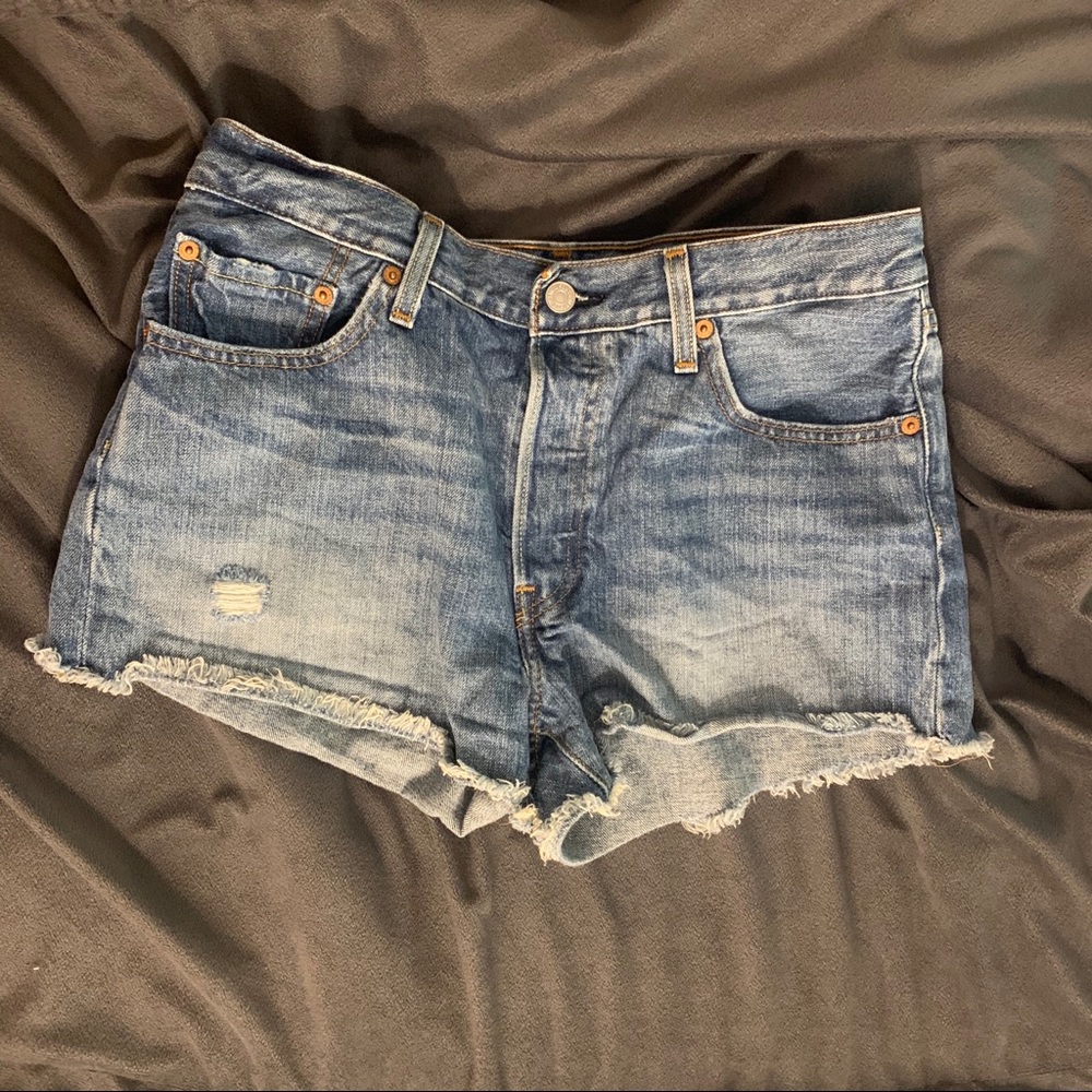 Levi Denim Shorts in Midwash